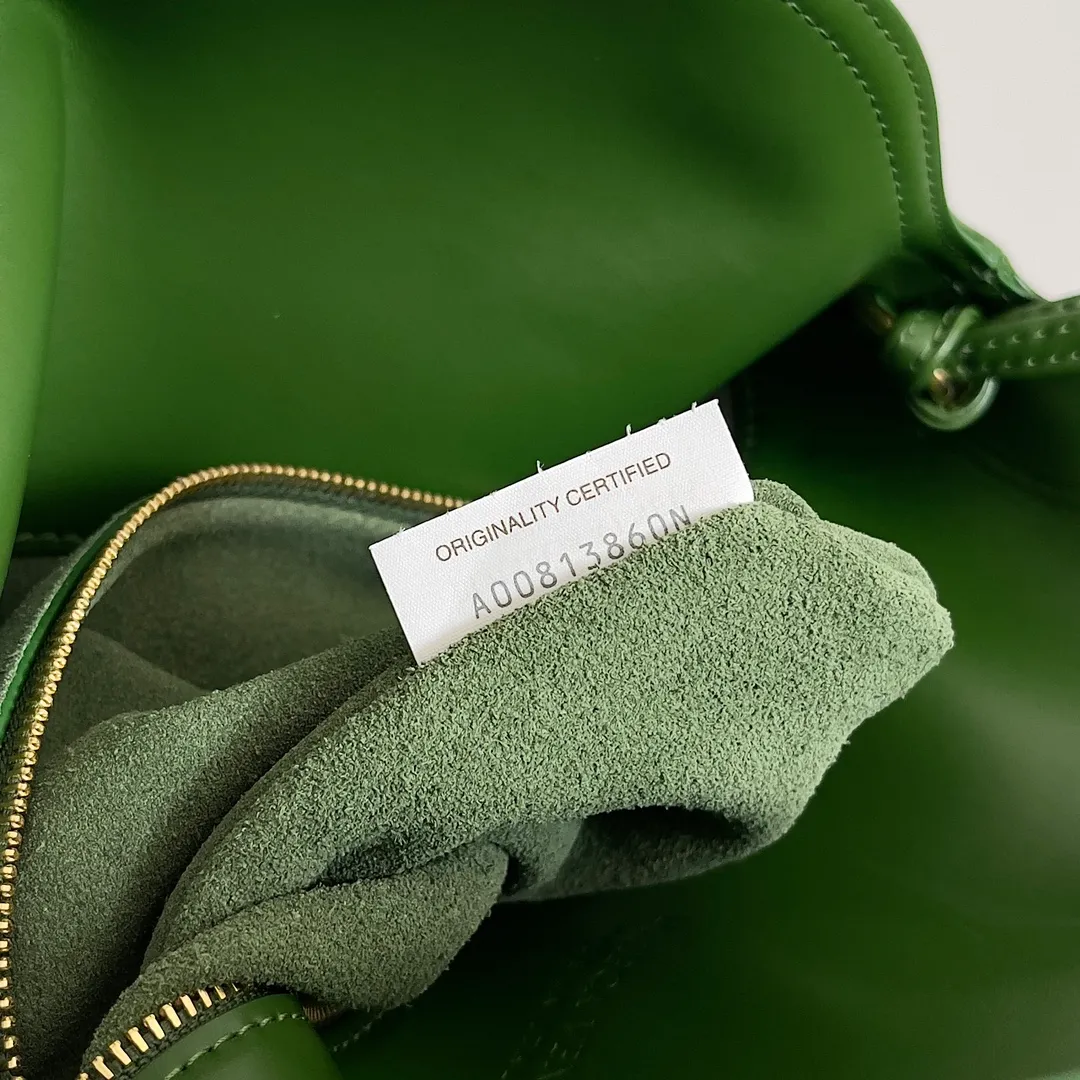 Batch 1680 Inspired by the 1970s, the Bottega Veneta women's logo shoulder bag has a smooth leather surface that brings a clean and handsome feel, just like the neatness and tenacity of a working woman. The front buckle is made of high-quality hardware pendant, the overall retro elegance, and the excellent leather feels soft. This Bottega Veneta series can be described as beautiful, weakening the complexity of the outfit, not competing for it, and only using the best quality to interpret itself. Style number: 806034 (large size) Size: 30*20*8cm
